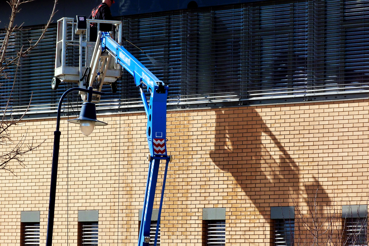 4 Reasons You Should Invest in Commercial Pressure Washing